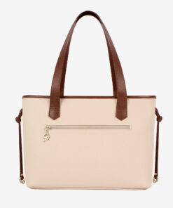 Mala Ombro Cavalinho Sublime Esta mala de ombro é o acessório ideal para a mulher que busca combinar elegância intemporal com uma funcionalidade superior. Perfeita para o ambiente de trabalho, eventos sociais ou para o dia a dia, desenhada para otimizar a sua organização e facilitar o acesso aos seus pertences.