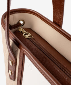 Mala Ombro Cavalinho Sublime Esta mala de ombro é o acessório ideal para a mulher que busca combinar elegância intemporal com uma funcionalidade superior. Perfeita para o ambiente de trabalho, eventos sociais ou para o dia a dia, desenhada para otimizar a sua organização e facilitar o acesso aos seus pertences.