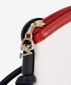 Mala Tiracolo Only By Cavalinho Encontre a sua mini mala de tiracolo Cavalinho essencial. Leve consigo apenas o indispensável de forma leve e prática. Mantenha as mãos livres com elegância.