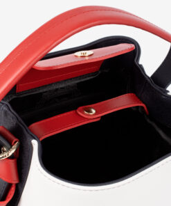 Mala Mão Only By Cavalinho Descubra a mala de mão tipo saco Cavalinho que simplifica o seu dia. Carregue tudo o que precisa com espaço e estilo, mantendo o fácil acesso aos seus pertences.