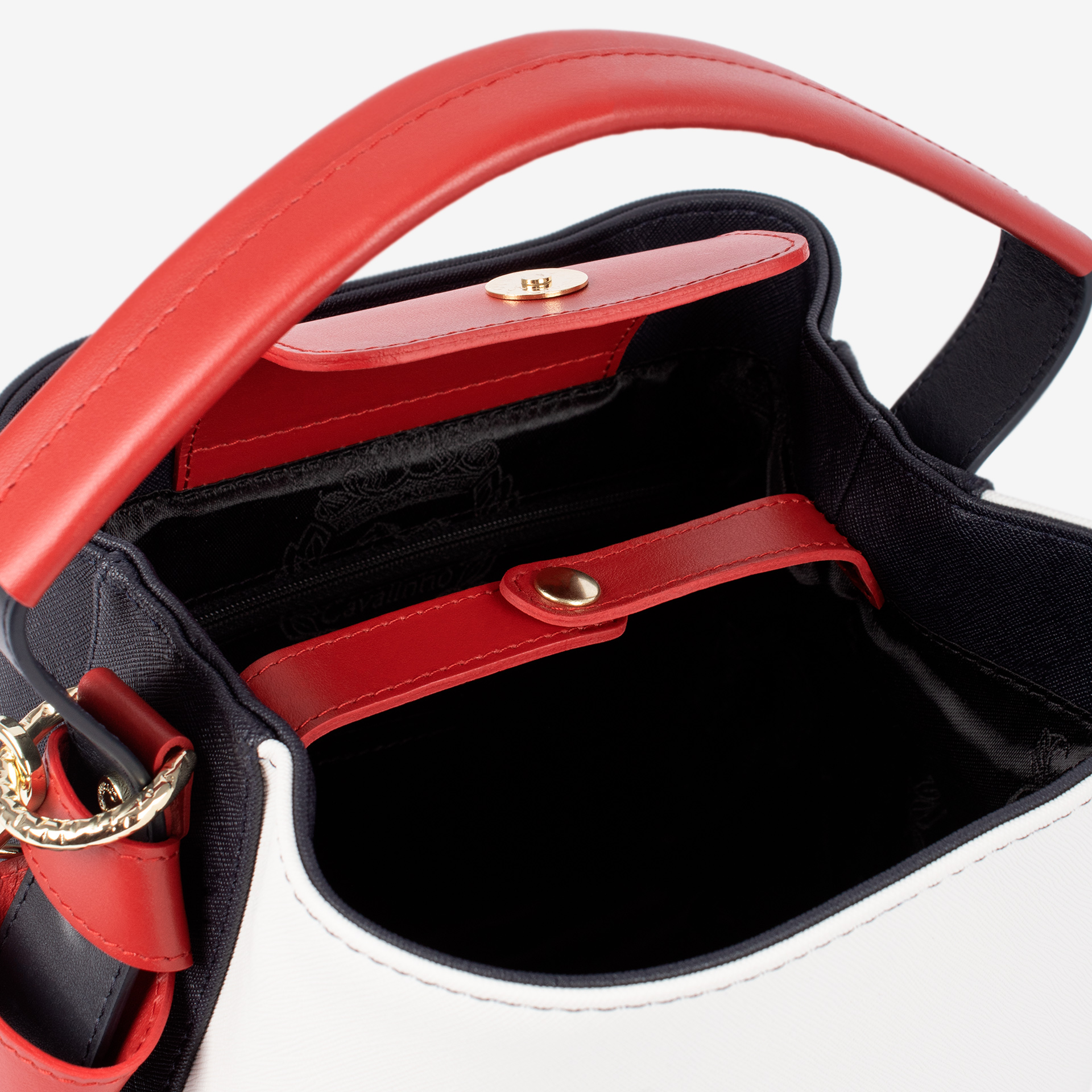 Mala Mão Only By Cavalinho Descubra a mala de mão tipo saco Cavalinho que simplifica o seu dia. Carregue tudo o que precisa com espaço e estilo, mantendo o fácil acesso aos seus pertences.