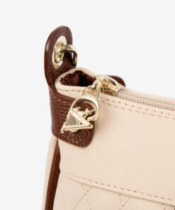 Mala Tiracolo Cavalinho Sublime Leve tudo o que precisa com esta mala de tiracolo elegante. Organize o essencial e mantenha as mãos livres com conforto e segurança. Ideal para manter os seus essenciais organizados e acessíveis. Este modelo tiracolo é perfeito para passeios e encontros casuais. Desfrute de conforto e estilo em cada saída. Adicione um toque de charme aos seus outfits.