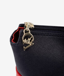 Mala Ombro Only By Cavalinho Encontre a sua shopper bag Cavalinho favorita! Leve tudo o que precisa e organize a sua vida com esta mala de ombro. Combine o estilo icónico da marca com a máxima usabilidade. Viva o seu dia com elegância.