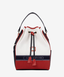 Mala Mão Only By Cavalinho Saco de Cordão Cavalinho: Liberdade e Estilo. Leve o essencial de forma prática e segura, com design leve e fecho de cordão fácil de usar. É o acessório perfeito para os seus dias de passeio, complementando na perfeição os seus conjuntos smart casual ou looks de fim de semana. Da reunião ao café com amigas, este saco de cordão é o toque final que equilibra o prático e o chique.