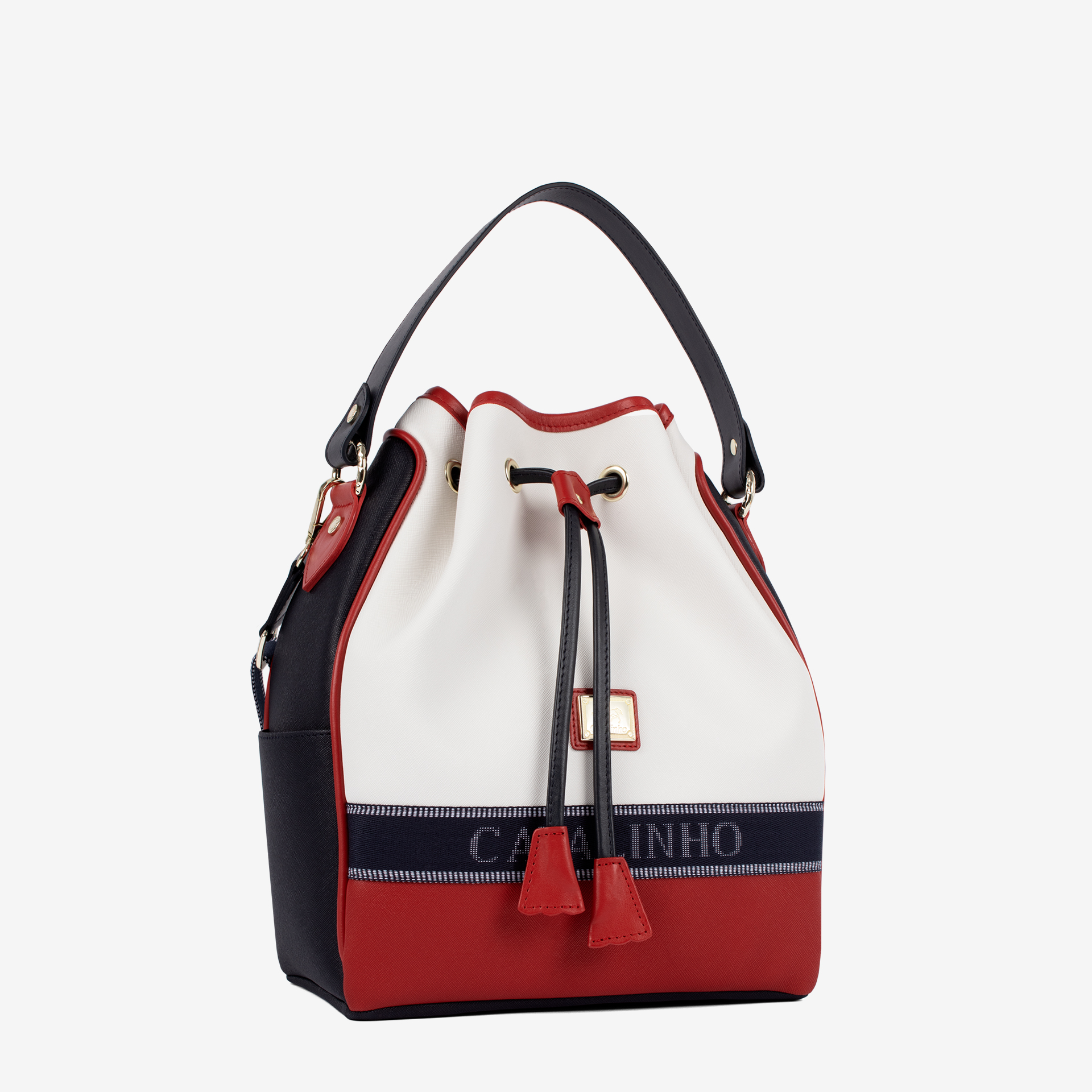 Mala Mão Only By Cavalinho Saco de Cordão Cavalinho: Liberdade e Estilo. Leve o essencial de forma prática e segura, com design leve e fecho de cordão fácil de usar. É o acessório perfeito para os seus dias de passeio, complementando na perfeição os seus conjuntos smart casual ou looks de fim de semana. Da reunião ao café com amigas, este saco de cordão é o toque final que equilibra o prático e o chique.