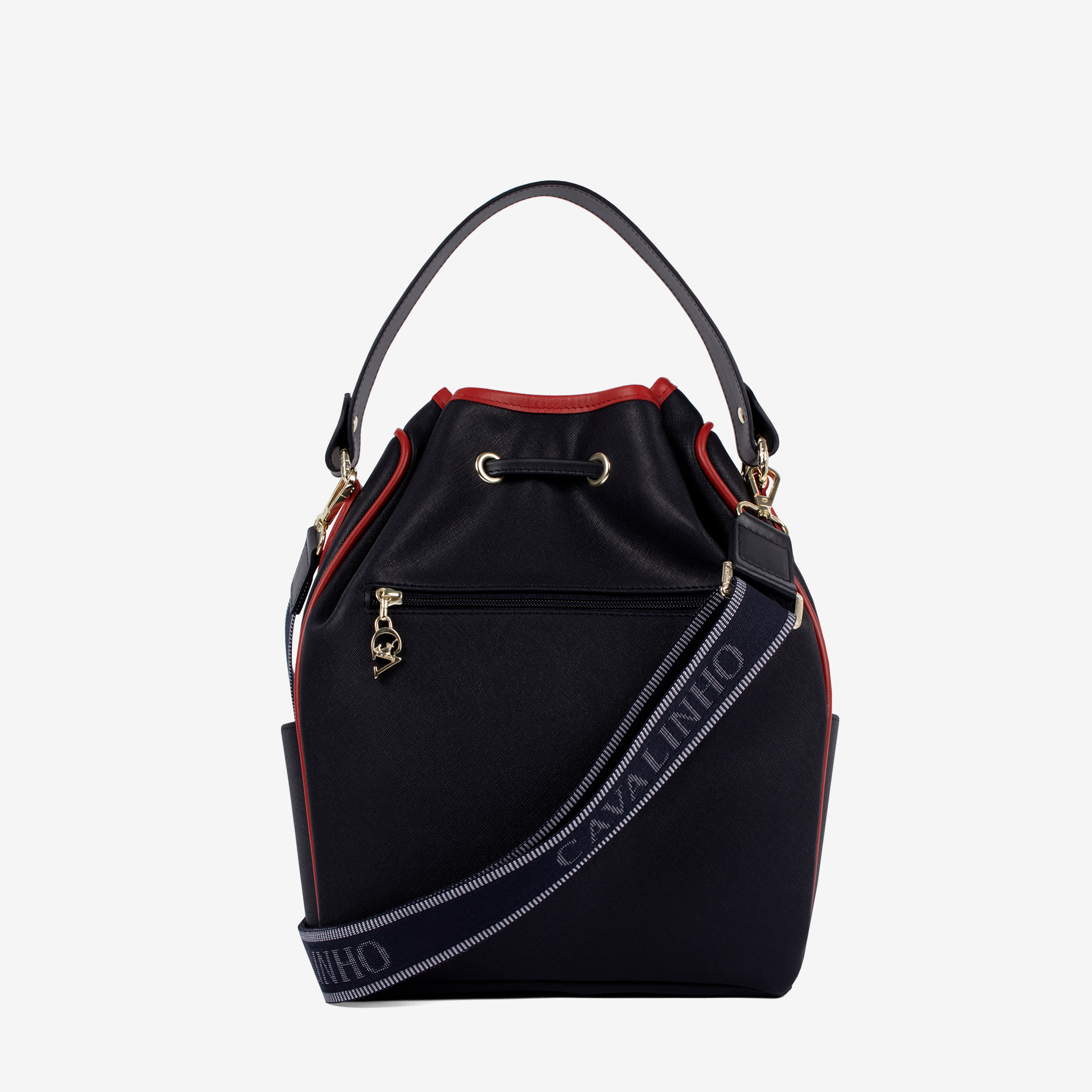 Mala Mão Only By Cavalinho Saco de Cordão Cavalinho: Liberdade e Estilo. Leve o essencial de forma prática e segura, com design leve e fecho de cordão fácil de usar. É o acessório perfeito para os seus dias de passeio, complementando na perfeição os seus conjuntos smart casual ou looks de fim de semana. Da reunião ao café com amigas, este saco de cordão é o toque final que equilibra o prático e o chique.