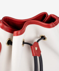 Mala Mão Only By Cavalinho Saco de Cordão Cavalinho: Liberdade e Estilo. Leve o essencial de forma prática e segura, com design leve e fecho de cordão fácil de usar. É o acessório perfeito para os seus dias de passeio, complementando na perfeição os seus conjuntos smart casual ou looks de fim de semana. Da reunião ao café com amigas, este saco de cordão é o toque final que equilibra o prático e o chique.