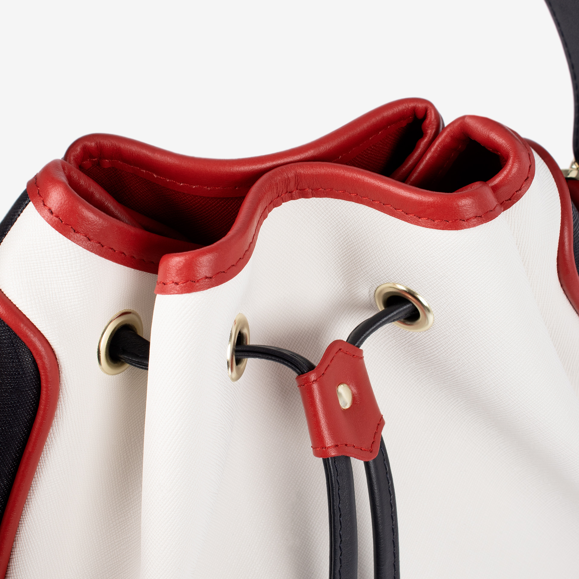 Mala Mão Only By Cavalinho Saco de Cordão Cavalinho: Liberdade e Estilo. Leve o essencial de forma prática e segura, com design leve e fecho de cordão fácil de usar. É o acessório perfeito para os seus dias de passeio, complementando na perfeição os seus conjuntos smart casual ou looks de fim de semana. Da reunião ao café com amigas, este saco de cordão é o toque final que equilibra o prático e o chique.