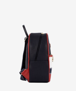 Mochila Only By Cavalinho Ideal para a mulher que procura um acessório prático e elegante. Esta mochila combina design moderno com a qualidade inconfundível da marca. Perfeita para o dia a dia na cidade, para um passeio ou para adicionar um toque de estilo distinto ao seu look casual-chique.