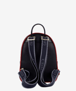 Mochila Only By Cavalinho Ideal para a mulher que procura um acessório prático e elegante. Esta mochila combina design moderno com a qualidade inconfundível da marca. Perfeita para o dia a dia na cidade, para um passeio ou para adicionar um toque de estilo distinto ao seu look casual-chique.