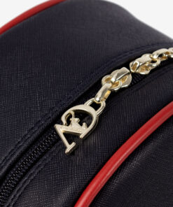 Mochila Only By Cavalinho Ideal para a mulher que procura um acessório prático e elegante. Esta mochila combina design moderno com a qualidade inconfundível da marca. Perfeita para o dia a dia na cidade, para um passeio ou para adicionar um toque de estilo distinto ao seu look casual-chique.