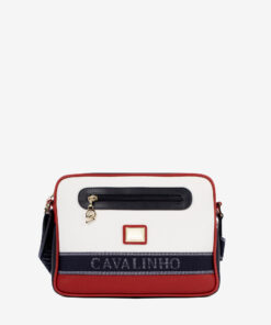 Mala Tiracolo Only By Cavalinho Leve tudo o que precisa com esta mala de tiracolo elegante. Organize o essencial e mantenha as mãos livres com conforto e segurança. Ideal para manter os seus essenciais organizados e acessíveis. Este modelo tiracolo é perfeito para passeios e encontros casuais. Desfrute de conforto e estilo em cada saída. Adicione um toque de charme aos seus outfits.