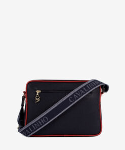 Mala Tiracolo Only By Cavalinho Leve tudo o que precisa com esta mala de tiracolo elegante. Organize o essencial e mantenha as mãos livres com conforto e segurança. Ideal para manter os seus essenciais organizados e acessíveis. Este modelo tiracolo é perfeito para passeios e encontros casuais. Desfrute de conforto e estilo em cada saída. Adicione um toque de charme aos seus outfits.