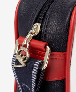 Mala Tiracolo Only By Cavalinho Leve tudo o que precisa com esta mala de tiracolo elegante. Organize o essencial e mantenha as mãos livres com conforto e segurança. Ideal para manter os seus essenciais organizados e acessíveis. Este modelo tiracolo é perfeito para passeios e encontros casuais. Desfrute de conforto e estilo em cada saída. Adicione um toque de charme aos seus outfits.