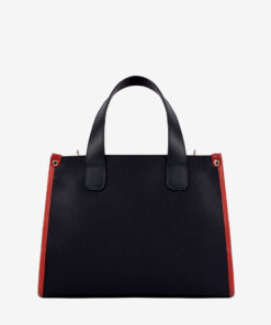 Mala Mão Only By Cavalinho Com um formato estruturado é ideal para organizar os seus essenciais com elegância e de forma prática. Esta mala combina design clássico com detalhes contemporâneos sendo o acessório perfeito para realçar qualquer um dos seus looks, do profissional ao casual chique.