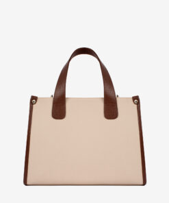 Mala Mão Cavalinho Sublime Com um formato estruturado é ideal para organizar os seus essenciais com elegância e de forma prática. Esta mala combina design clássico com detalhes contemporâneos sendo o acessório perfeito para realçar qualquer um dos seus looks, do profissional ao casual chique.