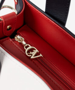 Mala Mão Only By Cavalinho Com um formato estruturado é ideal para organizar os seus essenciais com elegância e de forma prática. Esta mala combina design clássico com detalhes contemporâneos sendo o acessório perfeito para realçar qualquer um dos seus looks, do profissional ao casual chique.