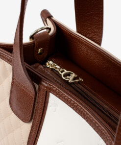 Mala Mão Cavalinho Sublime Com um formato estruturado é ideal para organizar os seus essenciais com elegância e de forma prática. Esta mala combina design clássico com detalhes contemporâneos sendo o acessório perfeito para realçar qualquer um dos seus looks, do profissional ao casual chique.