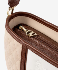 Mala Tiracolo Cavalinho Sublime Leve tudo o que precisa com esta mala de tiracolo elegante. Organize o essencial e mantenha as mãos livres com conforto e segurança. Ideal para manter os seus essenciais organizados e acessíveis. Este modelo tiracolo é perfeito para passeios e encontros casuais. Desfrute de conforto e estilo em cada saída. Adicione um toque de charme aos seus outfits.