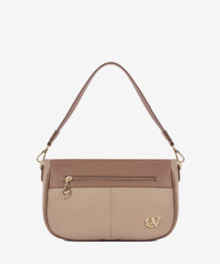 Mala Ombro Cavalinho Signature Leve tudo o que precisa com esta mala de tiracolo elegante. Organize o essencial e mantenha as mãos livres com conforto e segurança. Ideal para manter os seus essenciais organizados e acessíveis. Este modelo tiracolo é perfeito para passeios e encontros casuais. Desfrute de conforto e estilo em cada saída. Adicione um toque de charme aos seus outfits.