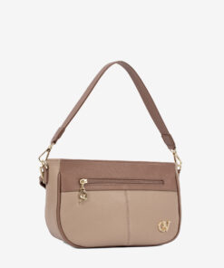 Mala Ombro Cavalinho Signature Leve tudo o que precisa com esta mala de tiracolo elegante. Organize o essencial e mantenha as mãos livres com conforto e segurança. Ideal para manter os seus essenciais organizados e acessíveis. Este modelo tiracolo é perfeito para passeios e encontros casuais. Desfrute de conforto e estilo em cada saída. Adicione um toque de charme aos seus outfits.