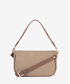 Mala Ombro Cavalinho Signature Leve tudo o que precisa com esta mala de tiracolo elegante. Organize o essencial e mantenha as mãos livres com conforto e segurança. Ideal para manter os seus essenciais organizados e acessíveis. Este modelo tiracolo é perfeito para passeios e encontros casuais. Desfrute de conforto e estilo em cada saída. Adicione um toque de charme aos seus outfits.