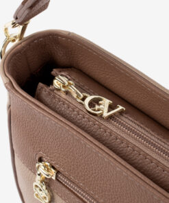 Mala Ombro Cavalinho Signature Leve tudo o que precisa com esta mala de tiracolo elegante. Organize o essencial e mantenha as mãos livres com conforto e segurança. Ideal para manter os seus essenciais organizados e acessíveis. Este modelo tiracolo é perfeito para passeios e encontros casuais. Desfrute de conforto e estilo em cada saída. Adicione um toque de charme aos seus outfits.