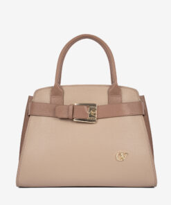 Mala Mão Cavalinho Signature Descubra a mala Cavalinho perfeita para a mulher moderna. Com amplo espaço interior e estrutura robusta, oferece a organização que precisa sem abdicar do luxo. Um design sofisticado com fivela dourada icónica, perfeita para transitar do ambiente de trabalho para um jantar elegante com total distinção.