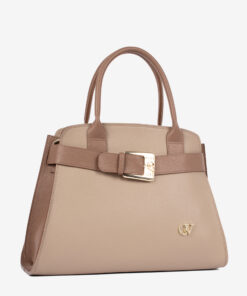 Mala Mão Cavalinho Signature Descubra a mala Cavalinho perfeita para a mulher moderna. Com amplo espaço interior e estrutura robusta, oferece a organização que precisa sem abdicar do luxo. Um design sofisticado com fivela dourada icónica, perfeita para transitar do ambiente de trabalho para um jantar elegante com total distinção.