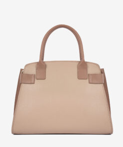 Mala Mão Cavalinho Signature Descubra a mala Cavalinho perfeita para a mulher moderna. Com amplo espaço interior e estrutura robusta, oferece a organização que precisa sem abdicar do luxo. Um design sofisticado com fivela dourada icónica, perfeita para transitar do ambiente de trabalho para um jantar elegante com total distinção.