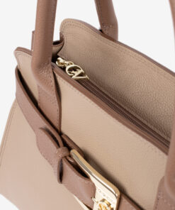 Mala Mão Cavalinho Signature Descubra a mala Cavalinho perfeita para a mulher moderna. Com amplo espaço interior e estrutura robusta, oferece a organização que precisa sem abdicar do luxo. Um design sofisticado com fivela dourada icónica, perfeita para transitar do ambiente de trabalho para um jantar elegante com total distinção.