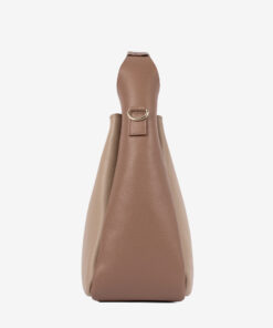 Mala Ombro Cavalinho Signature Descubra a mala Cavalinho perfeita para a mulher moderna. Com amplo espaço interior e estrutura robusta, oferece a organização que precisa sem abdicar do luxo. Um design sofisticado com fivela dourada icónica, perfeita para transitar do ambiente de trabalho para um jantar elegante com total distinção.