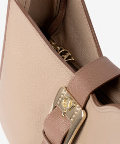 Mala Ombro Cavalinho Signature Descubra a mala Cavalinho perfeita para a mulher moderna. Com amplo espaço interior e estrutura robusta, oferece a organização que precisa sem abdicar do luxo. Um design sofisticado com fivela dourada icónica, perfeita para transitar do ambiente de trabalho para um jantar elegante com total distinção.