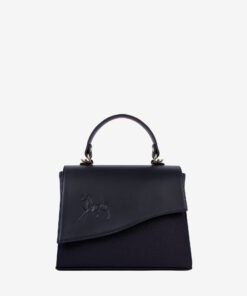Mala Mão Horse By Cavalinho Descubra a versatilidade desta mala Cavalinho: use-a pela elegante alça de mão ou como crossbody para maior liberdade. Espaçosa na medida certa e com acabamento premium, une a durabilidade dos materiais ao design moderno que o seu dia a dia exige. A escolha ideal para a mulher que não abdica de um look trendy e prático em qualquer ocasião.