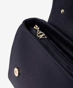 Mala Mão Horse By Cavalinho Descubra a versatilidade desta mala Cavalinho: use-a pela elegante alça de mão ou como crossbody para maior liberdade. Espaçosa na medida certa e com acabamento premium, une a durabilidade dos materiais ao design moderno que o seu dia a dia exige. A escolha ideal para a mulher que não abdica de um look trendy e prático em qualquer ocasião.