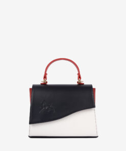 Mala Mão Horse By Cavalinho Descubra a versatilidade desta mala Cavalinho: use-a pela elegante alça de mão ou como crossbody para maior liberdade. Espaçosa na medida certa e com acabamento premium, une a durabilidade dos materiais ao design moderno que o seu dia a dia exige. A escolha ideal para a mulher que não abdica de um look trendy e prático em qualquer ocasião.