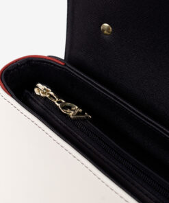 Mala Mão Horse By Cavalinho Descubra a versatilidade desta mala Cavalinho: use-a pela elegante alça de mão ou como crossbody para maior liberdade. Espaçosa na medida certa e com acabamento premium, une a durabilidade dos materiais ao design moderno que o seu dia a dia exige. A escolha ideal para a mulher que não abdica de um look trendy e prático em qualquer ocasião.