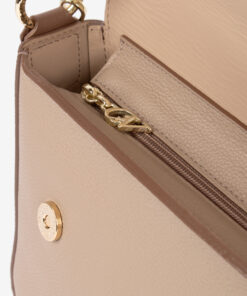 Mala Ombro Cavalinho Signature O tamanho ideal para os seus essenciais. Design de ombro prático e moderno, com fecho elegante. Tendência e funcionalidade num acessório Cavalinho. Elegância on-the-go com a máxima usabilidade.