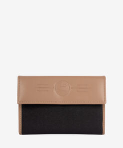 Carteira Horse By Cavalinho O acessório de moda que faltava! Carteira para documentos, tamanho médio. Design seguro e prático, garantindo proteção para tudo o que precisa. O seu estilo nunca foi tão prático!