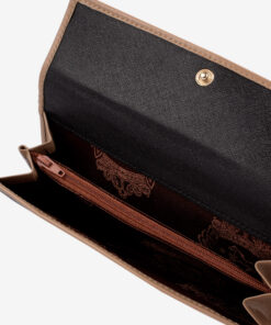 Carteira Horse By Cavalinho O acessório de moda que faltava! Carteira para documentos, tamanho médio. Design seguro e prático, garantindo proteção para tudo o que precisa. O seu estilo nunca foi tão prático!