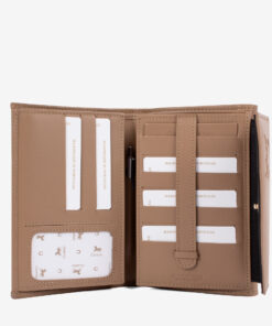 Carteira Horse By Cavalinho O acessório de moda que faltava! Carteira para documentos, tamanho médio. Design seguro e prático, garantindo proteção para tudo o que precisa. O seu estilo nunca foi tão prático!