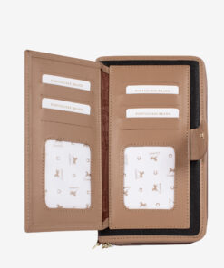 Carteira Horse By Cavalinho O acessório de moda que faltava! Carteira para documentos, tamanho grande. Design seguro e prático, garantindo proteção para tudo o que precisa. O seu estilo nunca foi tão prático!