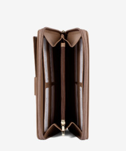 Carteira Horse By Cavalinho O acessório de moda que faltava! Carteira para documentos, tamanho grande. Design seguro e prático, garantindo proteção para tudo o que precisa. O seu estilo nunca foi tão prático!