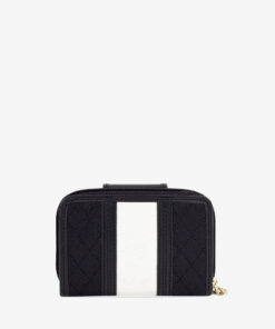 Carteira Cavalinho Sublime Essencialismo e moda. Carteira de documentos Cavalinho pequena com design inteligente e elegante. Tenha o essencial sempre à mão sem volume extra. Perfeita para malas pequenas.