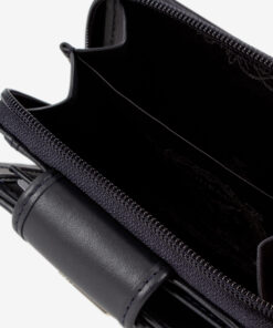 Carteira Cavalinho Sublime Essencialismo e moda. Carteira de documentos Cavalinho pequena com design inteligente e elegante. Tenha o essencial sempre à mão sem volume extra. Perfeita para malas pequenas.