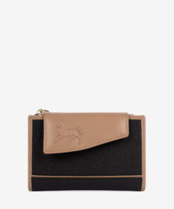 Carteira Horse By Cavalinho O acessório de moda que faltava! Carteira para documentos, tamanho médio. Design seguro e prático, garantindo proteção para tudo o que precisa. O seu estilo nunca foi tão prático!