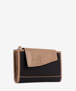 Carteira Horse By Cavalinho O acessório de moda que faltava! Carteira para documentos, tamanho médio. Design seguro e prático, garantindo proteção para tudo o que precisa. O seu estilo nunca foi tão prático!