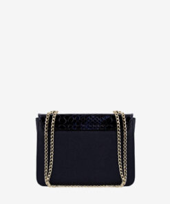 Mala Ombro Cavalinho Cherry Blossom Versatilidade encontra o clássico! Esta mala de ombro de tamanho médio acompanha o seu dia com elegância. O design intemporal em pele adapta-se a qualquer look, do trabalho ao fim de semana. A alça de ombro oferece-lhe liberdade, garantindo o máximo de usabilidade em movimento. Invista num clássico que simplifica a sua rotina!