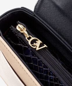 Mala Ombro Cavalinho Cherry Blossom Versatilidade encontra o clássico! Esta mala de ombro de tamanho médio acompanha o seu dia com elegância. O design intemporal em pele adapta-se a qualquer look, do trabalho ao fim de semana. A alça de ombro oferece-lhe liberdade, garantindo o máximo de usabilidade em movimento. Invista num clássico que simplifica a sua rotina!