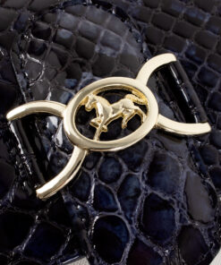 Mala Ombro Cavalinho Cherry Blossom Versatilidade encontra o clássico! Esta mala de ombro de tamanho médio acompanha o seu dia com elegância. O design intemporal em pele adapta-se a qualquer look, do trabalho ao fim de semana. A alça de ombro oferece-lhe liberdade, garantindo o máximo de usabilidade em movimento. Invista num clássico que simplifica a sua rotina!